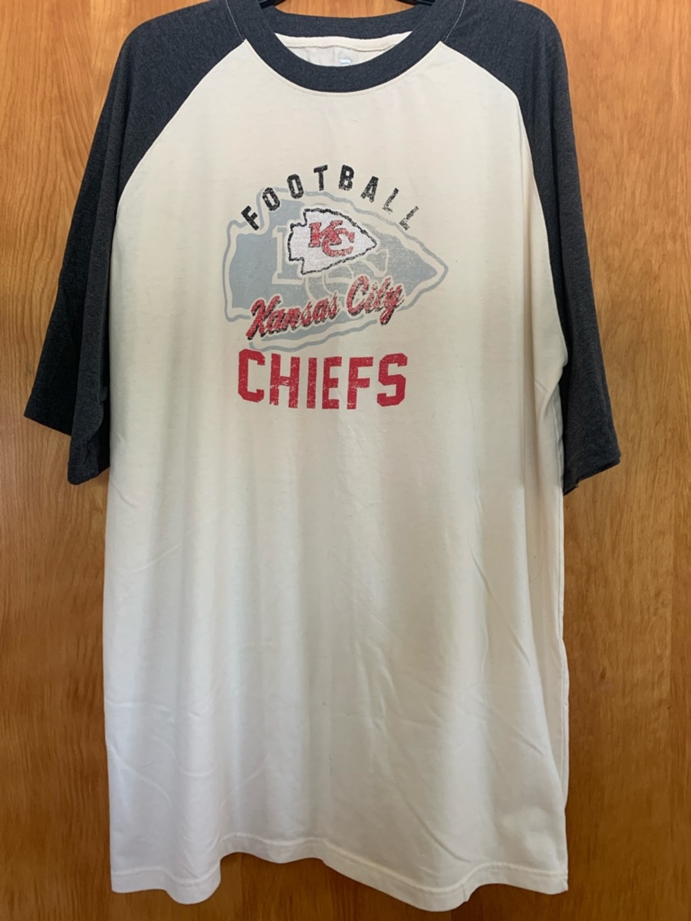 Fanatics 100%Cotton Kansas City Chiefs Mahomes Baseball Tee Cream & Charcoal XLT